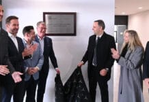Adorni reapareció junto a Karina Milei en la inauguración de un centro automotriz