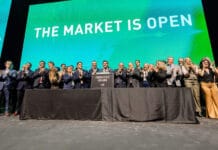Orrego activó la campana que marcó la apertura del mercado bursátil de Toronto desde la Expo Minera