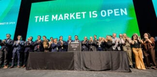 Orrego activó la campana que marcó la apertura del mercado bursátil de Toronto desde la Expo Minera