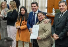 Orrego entregó 118 escrituras y reafirmó el compromiso de avanzar en San Juan con la regularización dominial