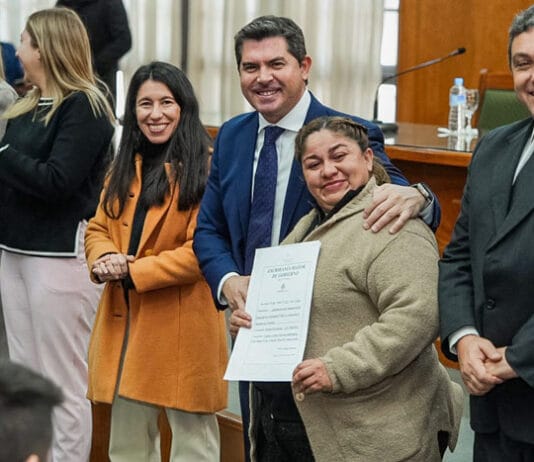 Orrego entregó 118 escrituras y reafirmó el compromiso de avanzar en San Juan con la regularización dominial