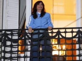 Cristina Kirchner salió al balcón a saludar a la militancia que se movilizó desde Parque Lezama