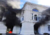 Graves incidentes en La Plata: manifestantes atacaron e incendiaron la Municipalidad