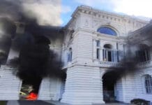 Graves incidentes en La Plata: manifestantes atacaron e incendiaron la Municipalidad