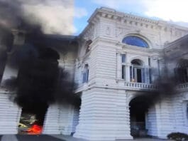 Graves incidentes en La Plata: manifestantes atacaron e incendiaron la Municipalidad
