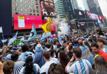 Hinchas argentinos coparon Times Square con un banderazo multitudinario