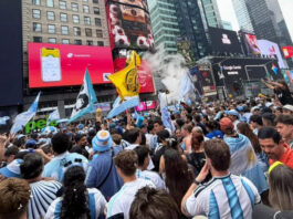 Hinchas argentinos coparon Times Square con un banderazo multitudinario