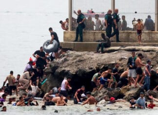 España desplegó unidades militares para reforzar seguridad en Ceuta ante la llegada de miles de inmigrantes