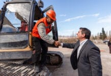 Orrego anunció en Iglesia la construcción del primer parque solar híbrido comunitario de San Juan