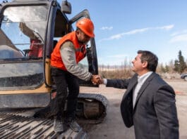 Orrego anunció en Iglesia la construcción del primer parque solar híbrido comunitario de San Juan