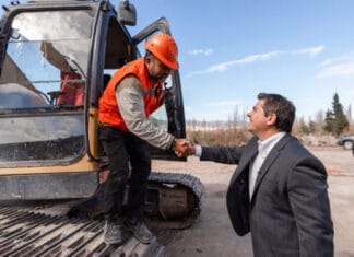 Orrego anunció en Iglesia la construcción del primer parque solar híbrido comunitario de San Juan