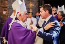 Orrego acompañó a las familias de las víctimas del accidente aéreo