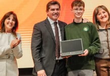 Orrego encabezó la entrega de computadoras para estudiantes de secundarias estatales de Capital