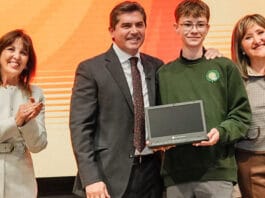Orrego encabezó la entrega de computadoras para estudiantes de secundarias estatales de Capital