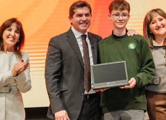 Orrego encabezó la entrega de computadoras para estudiantes de secundarias estatales de Capital