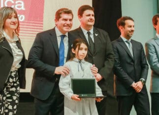 Más de 2.700 estudiantes de cuatro departamentos recibieron sus computadoras