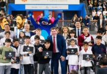 El Gobernador Orrego encabezó la entrega de netbook a todos los estudiantes de 5° de Rawson
