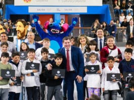 El Gobernador Orrego encabezó la entrega de netbook a todos los estudiantes de 5° de Rawson