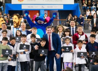 El Gobernador Orrego encabezó la entrega de netbook a todos los estudiantes de 5° de Rawson