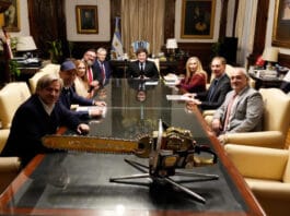 Milei se reunió en Casa Rosada con directivos de Tesla y autoridades de DayOne Data