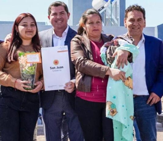 Orrego entregó viviendas a 118 familias de Angaco