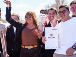Orrego entregó casas y computadoras en Jáchal y realizó anuncio de obras