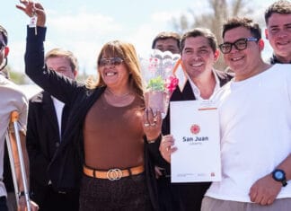 Orrego entregó casas y computadoras en Jáchal y realizó anuncio de obras