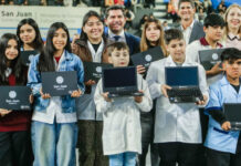 Orrego entregó computadoras a estudiantes y el programa ya alcanzó a 12.914 alumnos de San Juan