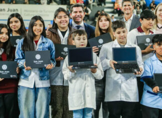 Orrego entregó computadoras a estudiantes y el programa ya alcanzó a 12.914 alumnos de San Juan